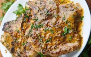 Entrecôte de porc avec une sauce à l’ancienne