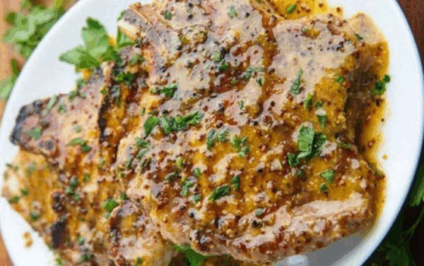 Entrecôte de porc avec une sauce à l’ancienne